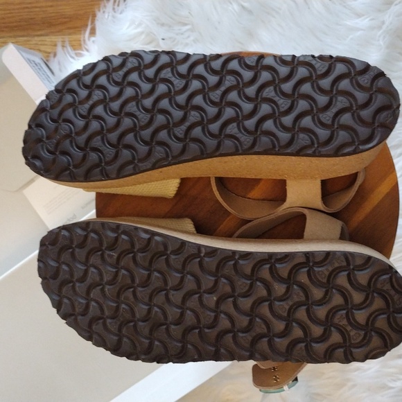 Birkenstock Sandals- Size 40 (9-9.5) Cream with Gold Buckle- Papillo Glenda NWT - Picture 8 of 8